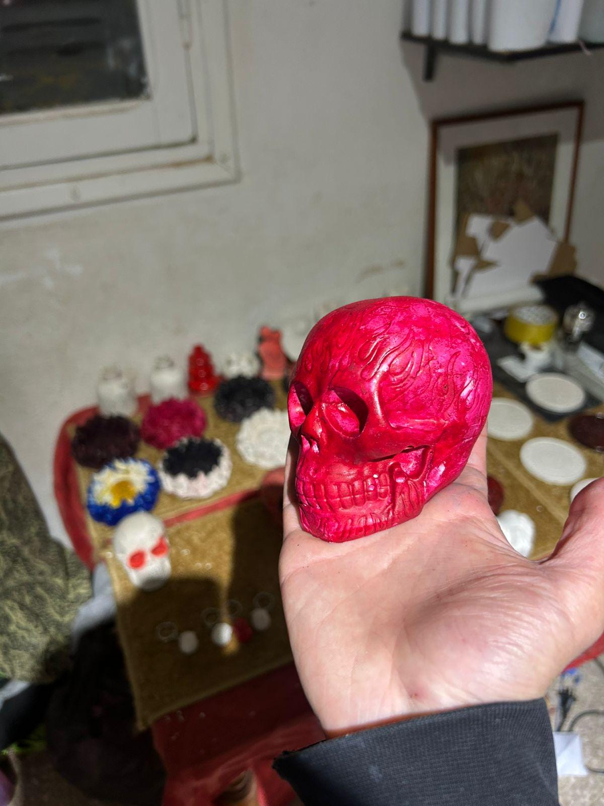 زخرفة جمجمة من الجبس - قطعة فنية فريدة وأنيقة