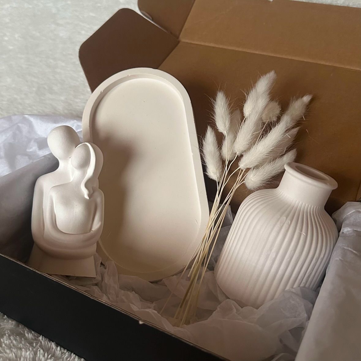 Ensemble Décoration Moderne en Gypse – Statue Couple & Vase Minimaliste Fait Main