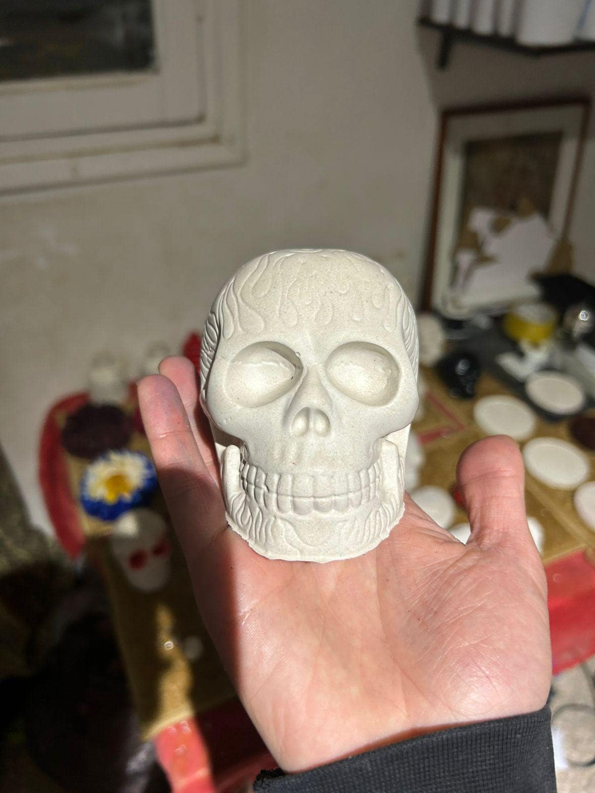 زخرفة جمجمة من الجبس - قطعة فنية فريدة وأنيقة