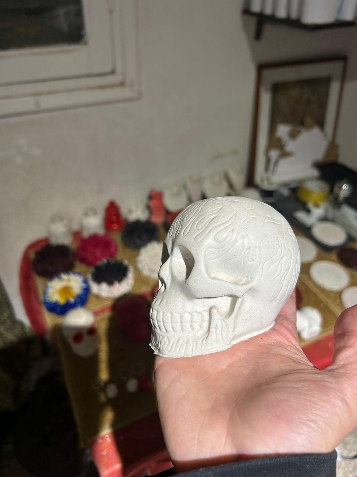 زخرفة جمجمة من الجبس - قطعة فنية فريدة وأنيقة